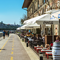 Digital-Nomads-in-Budapest,-Hungary